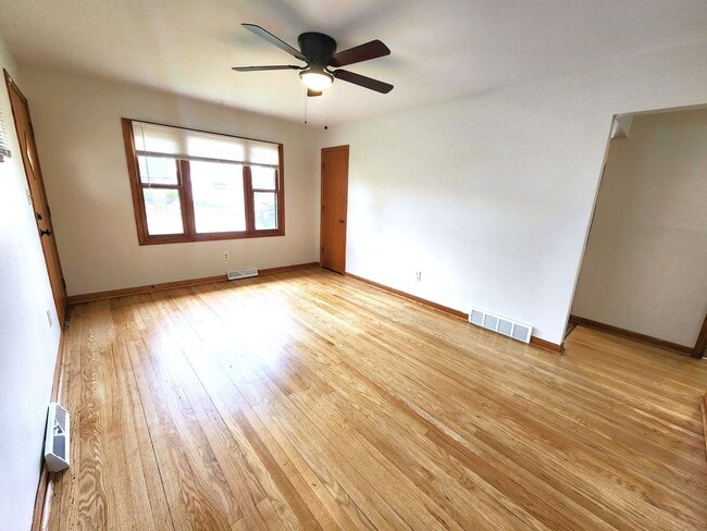 Building Photo - Spacious 3-bedroom single family home w/ f...