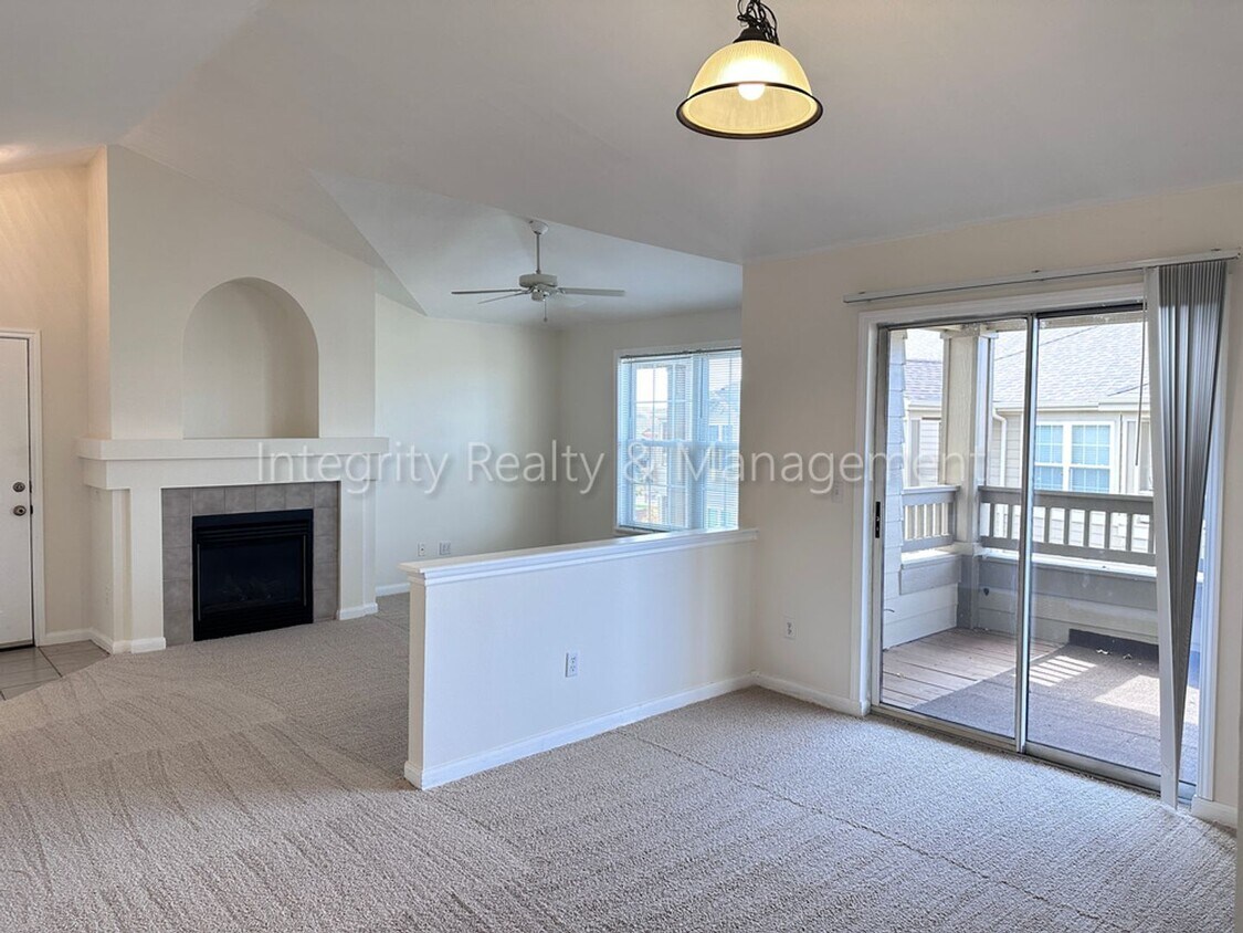 Foto principal - 2 Bed/1 Bath, 990 Sqft - 12920 Ironstone W...