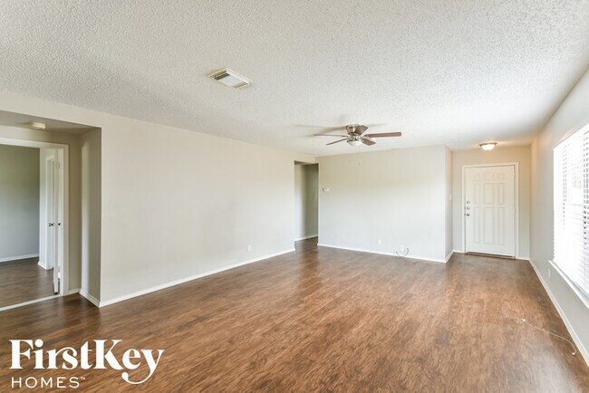 Foto del edificio - 4515 Misty Springs Dr