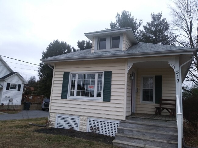 Building Photo - 319 Maitland St