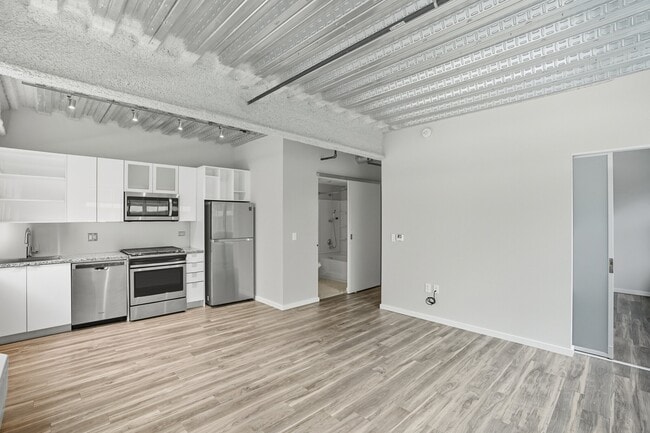 Building Photo - 53 E Lake St