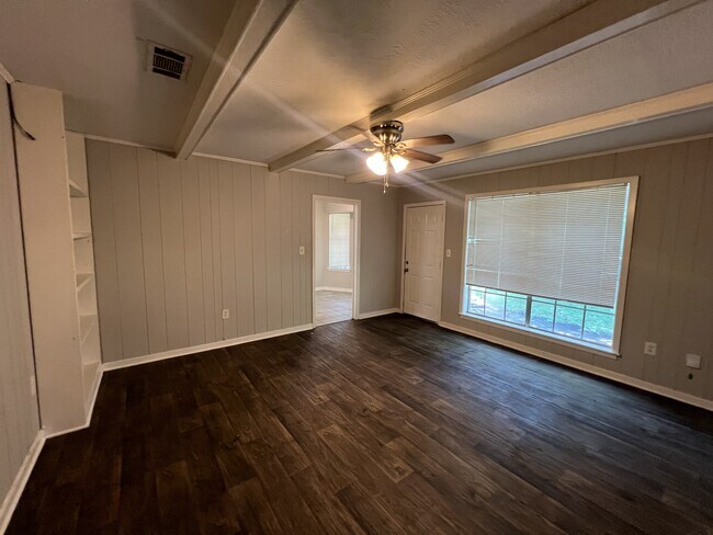 Foto del edificio - 2915 Longwood Dr