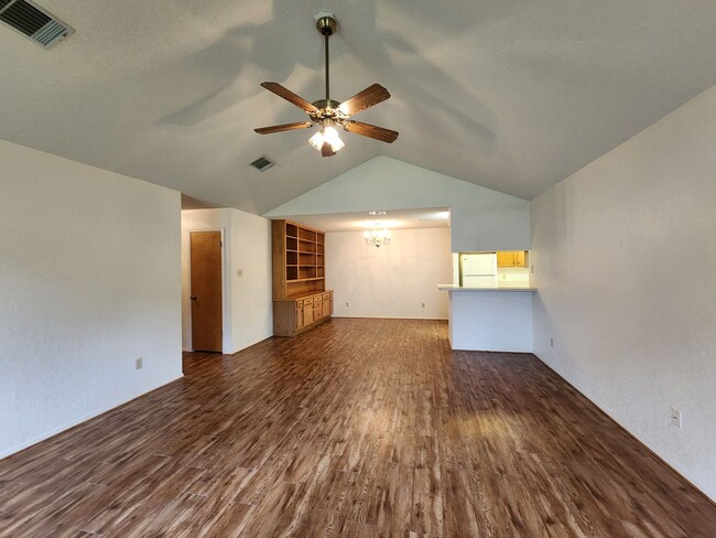 Building Photo - 2 Weeks Free Rent /Great Location off the ...