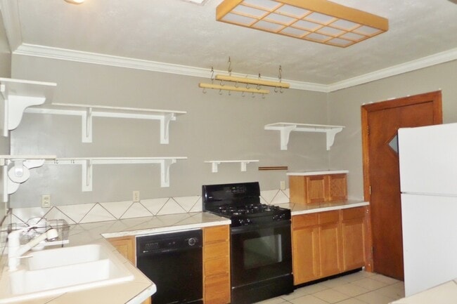 Building Photo - 3 BR house with fenced yard walking distan...