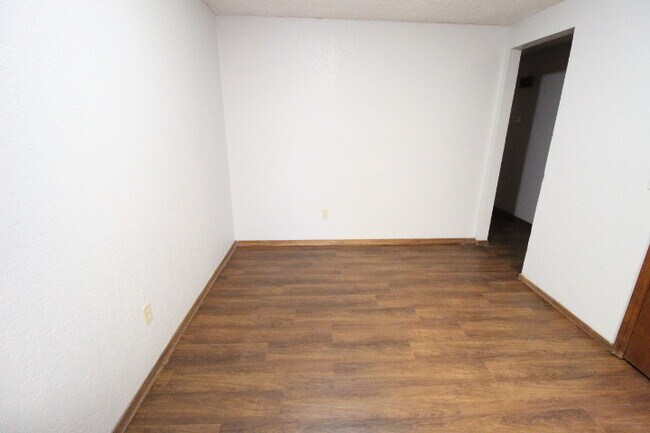 Building Photo - 1110 Swan Lake Rd