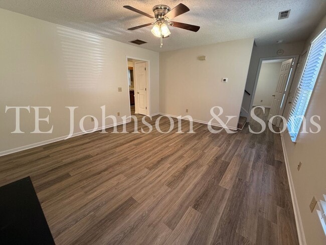 Foto del edificio - Charming 3-Bedroom Home with Spacious Yard...