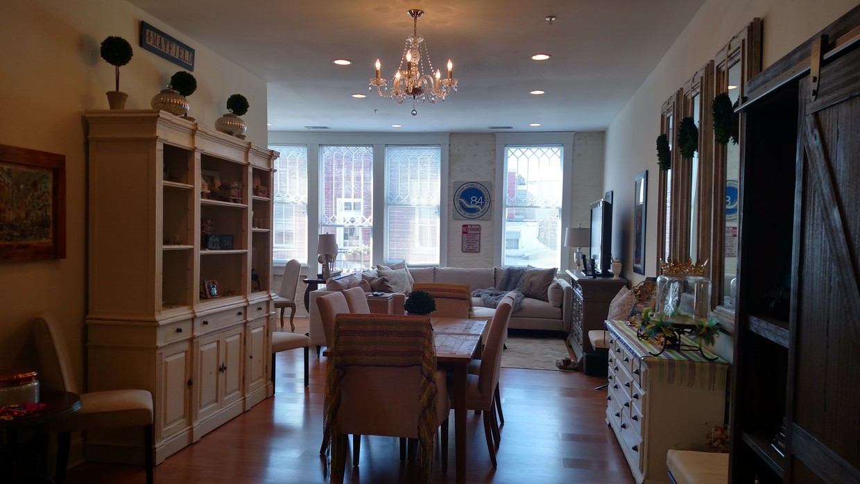 Large living area - 611 Julia St