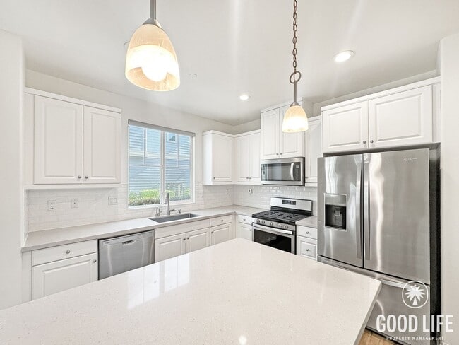 Building Photo - Beautiful 3B/2.5BA Townhouse in Imperial Beach with Loft, Private Patio & 2-Car Garage