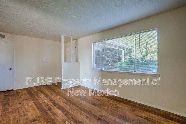 Foto del edificio - 901 Alice Ct NE