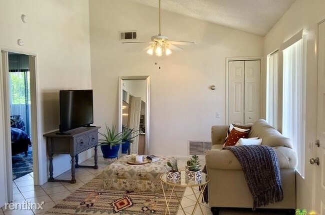 Foto del edificio - 1 br, 1 bath  - 353 N Hermosa Dr Unit 7A2