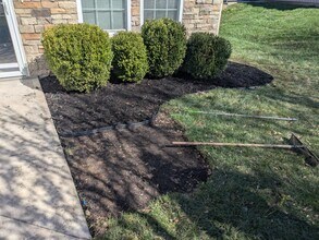 Building Photo - 121 SE Rose Garden Ln