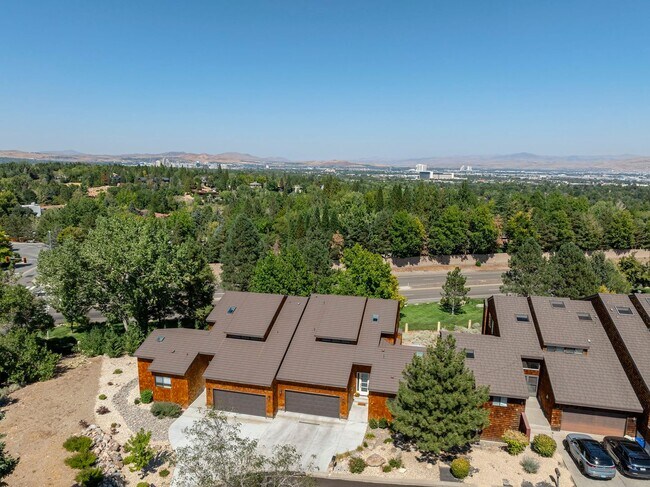 Building Photo - Stunning Newer Lakeridge Shores Townhome