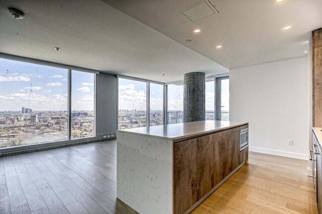 Building Photo - 1400 René-Lévesque Blvd W