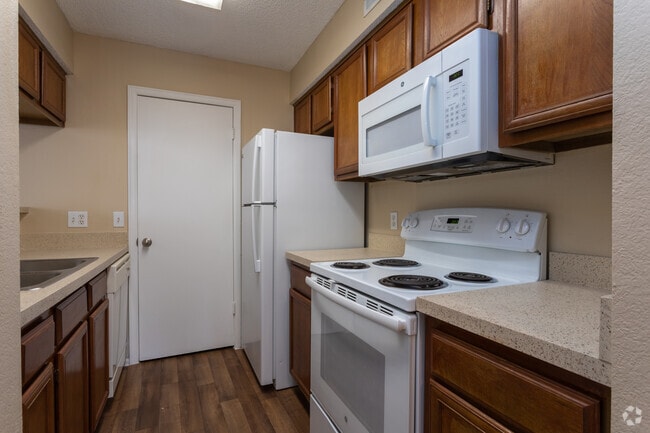 2BR, 2BA - 960 SF - Quail Run Apartments