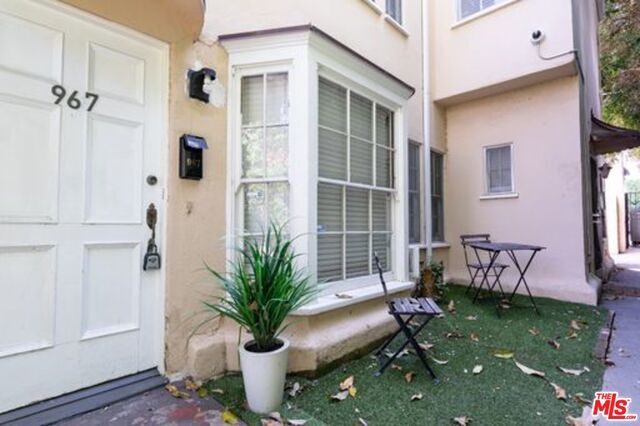 Building Photo - 967 N Doheny Dr
