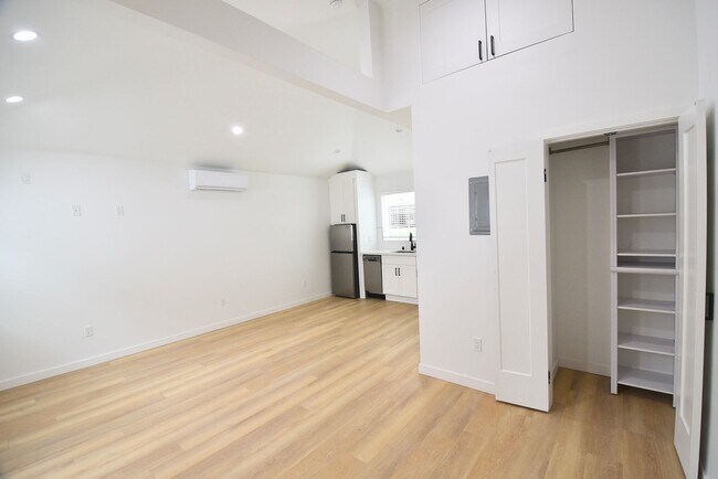 Building Photo - 10919 Camarillo St
