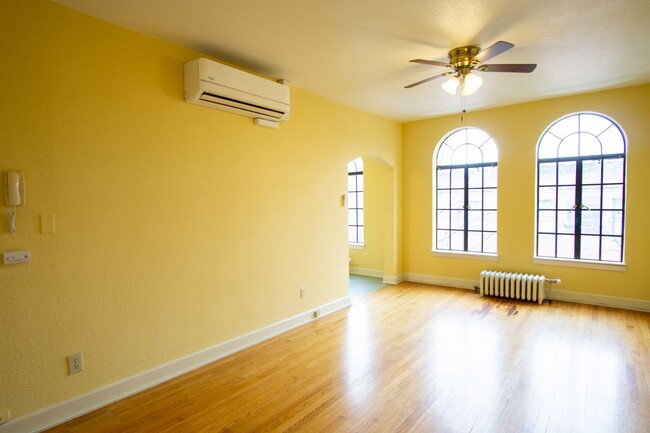 Building Photo - RARE Availability: Stunning Studio on Miss...