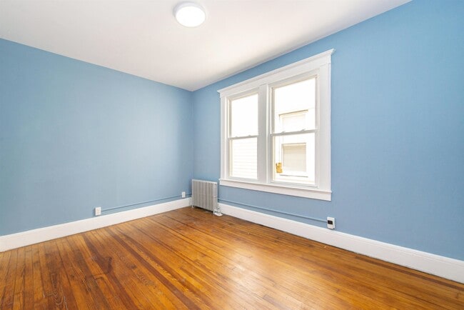 Building Photo - 121 Custer Ave