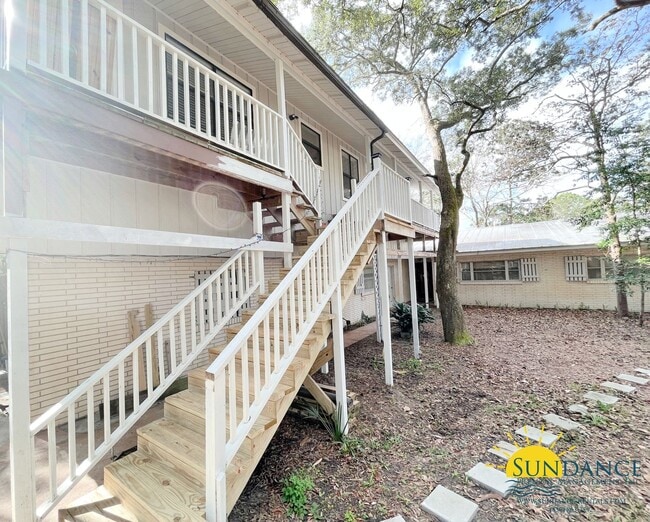 Building Photo - Waterfront 2 Bedroom Home with Move-in Spe...
