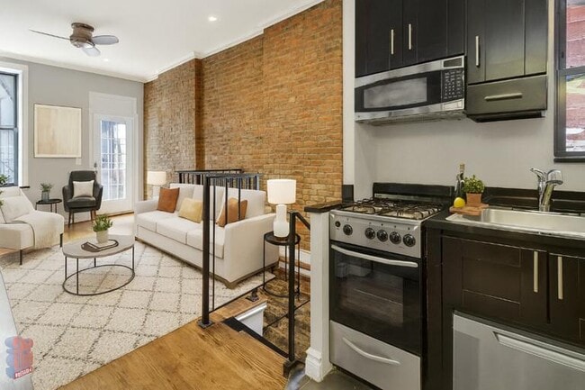 Building Photo - 246 Mott St