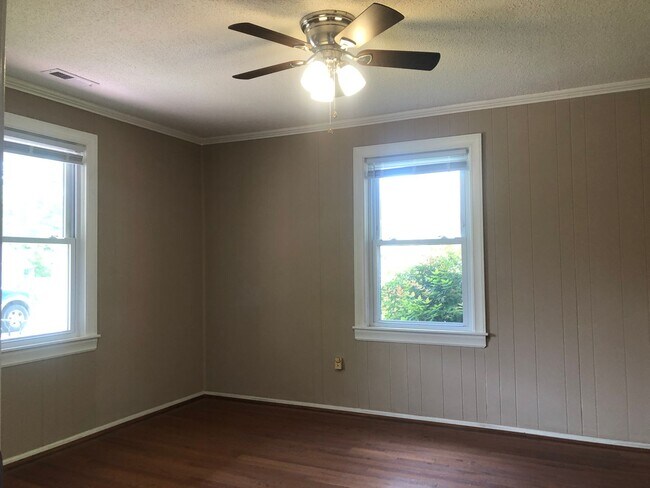 Building Photo - Move in Ready!