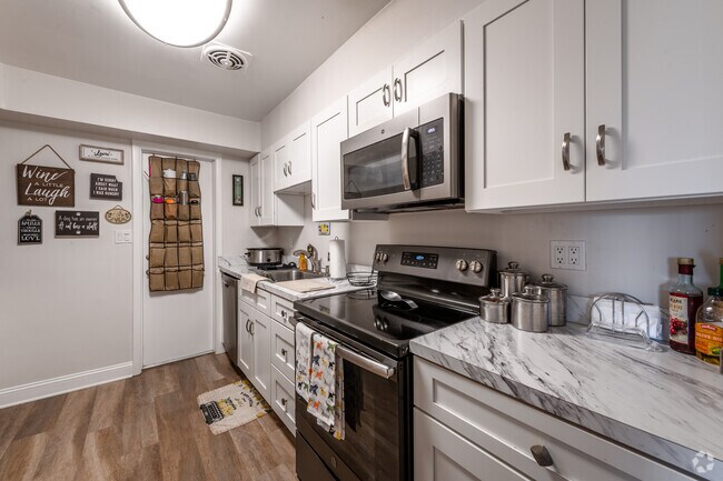 1HAB, 1BA - 860 ft² - Essex House Apartments