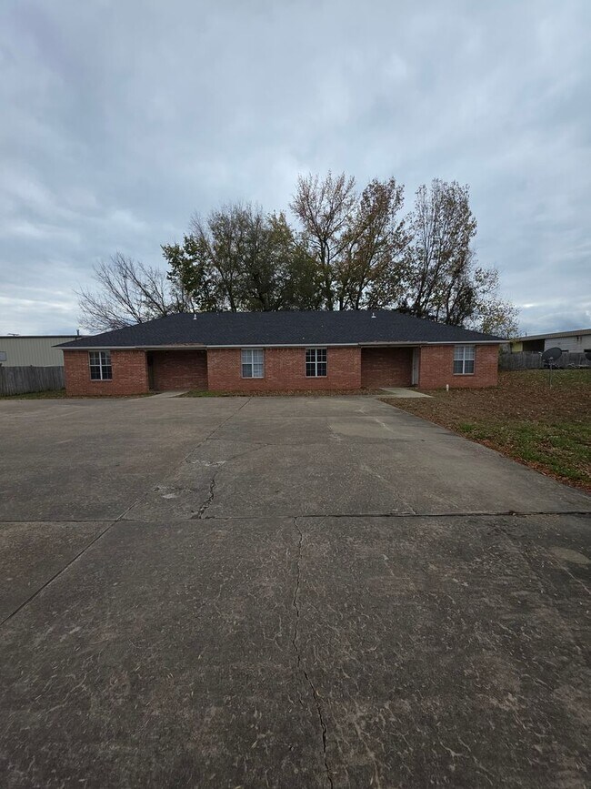 Building Photo - 1122 E 13th St