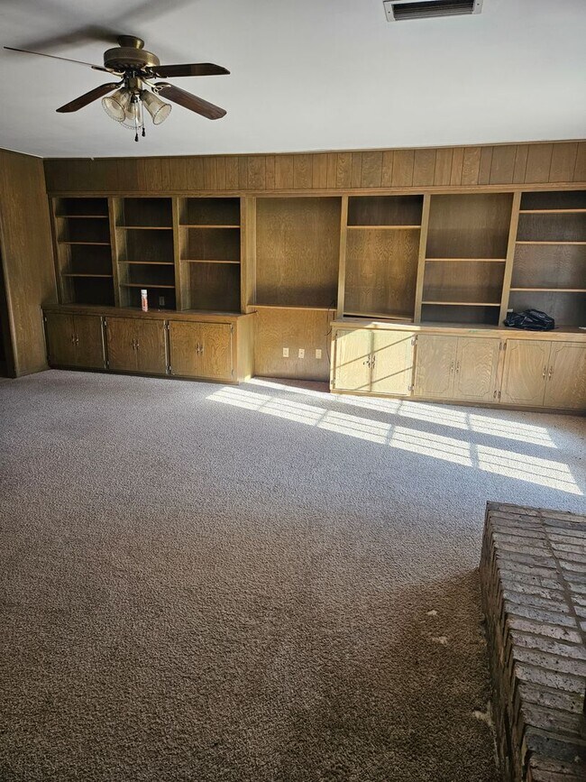 Building Photo - Spacious 3bd/2bth Home