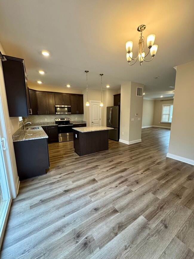 Building Photo - ***FIRST MONTHS RENT HALF PRICE***3BR/2.5B...