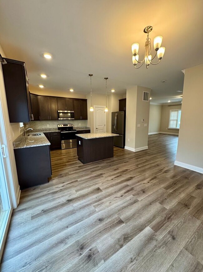 Building Photo - *LIKE NEW!* 3BR/2.5BA Townhouse in Crescen...