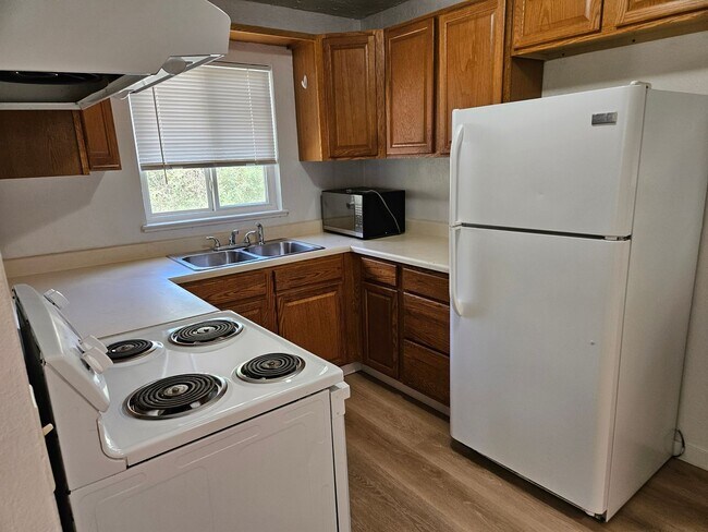 Building Photo - Cute 2 Bedroom/1 Bathroom Duplex Near Lowr...
