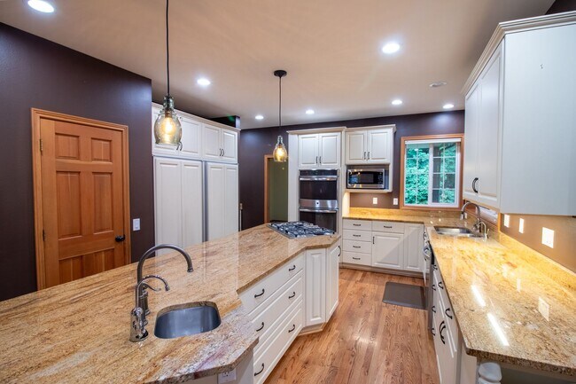 Foto del edificio - 4bd/2.5ba Redmond Home