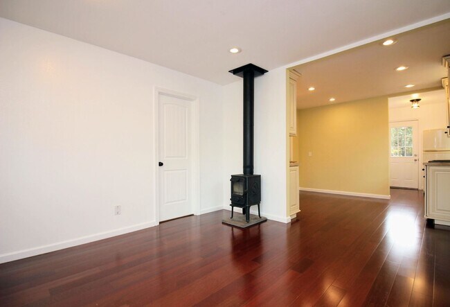 Building Photo - 2 Bedroom Home with Large Yard in SW Santa...
