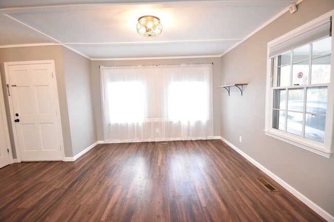 Building Photo - 3 Bedroom 2 Bath Home (Pets Considered)