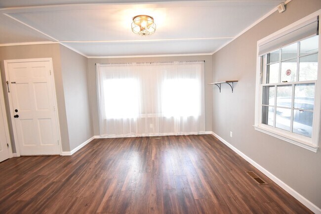 Foto del edificio - 3 Bedroom 2 Bath Home (Pets Considered)