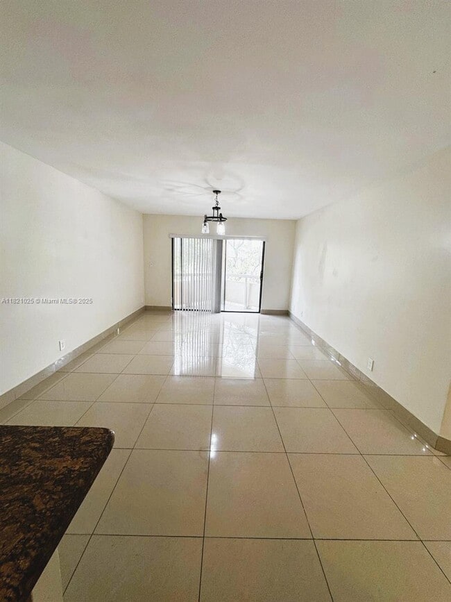 Foto del edificio - 8290 Lake Dr