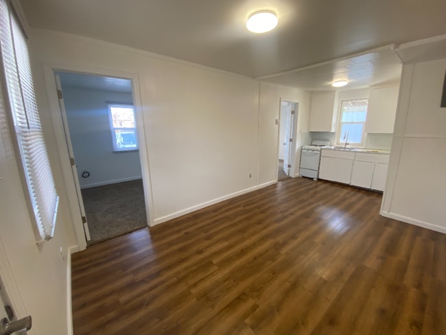 Building Photo - 9762 N River Rd