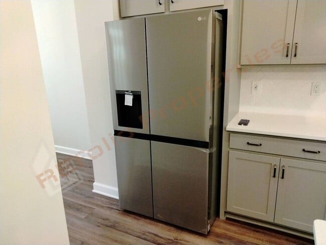 Building Photo - Quiet Living 4 Bedroom 2 Car Garage Home w...