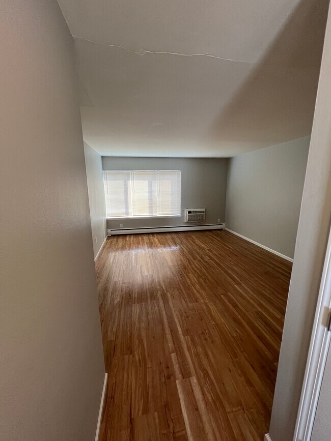 Sala de estar - 2705 N Oakland Ave