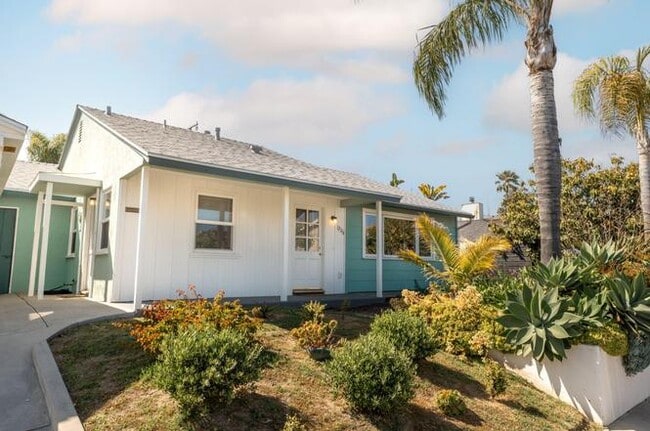 Building Photo - 1206 Del Oro Ave
