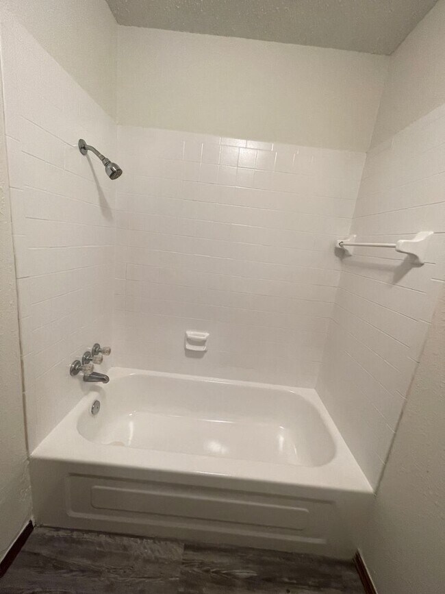 Foto del edificio - 2 bed 1 bath duplex tastefully updated in a great location in the heart of Blanchard! Plenty of p...