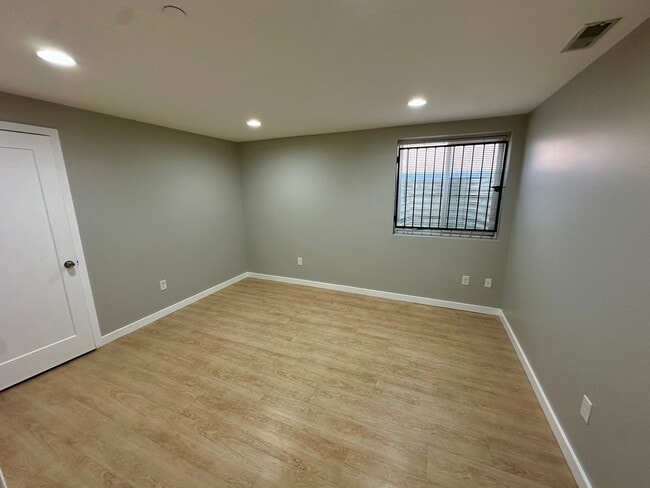 Building Photo - 1507 W Oxford St