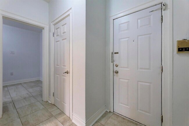 Foto del edificio - 6045 JFK Blvd E