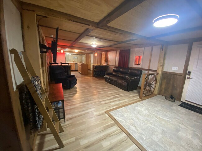 Foto del edificio - 6144 Madison 6351