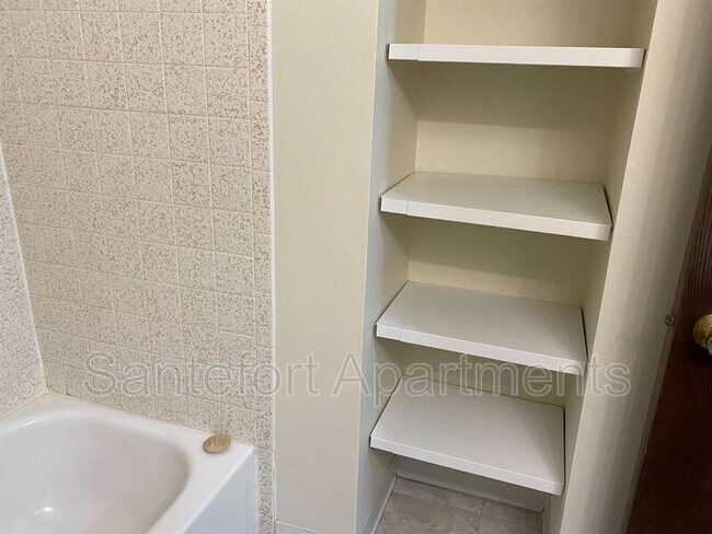 Foto del edificio - 5403 Haymeadow Ln