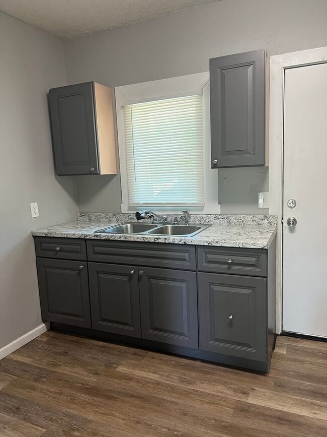 Foto del edificio - PRE-LEASING!! - AVAILABLE 7/10/26- Two Bedroom/ 1 Bathroom House