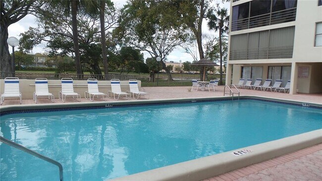 Foto del edificio - 2310 S Cypress Bend Dr
