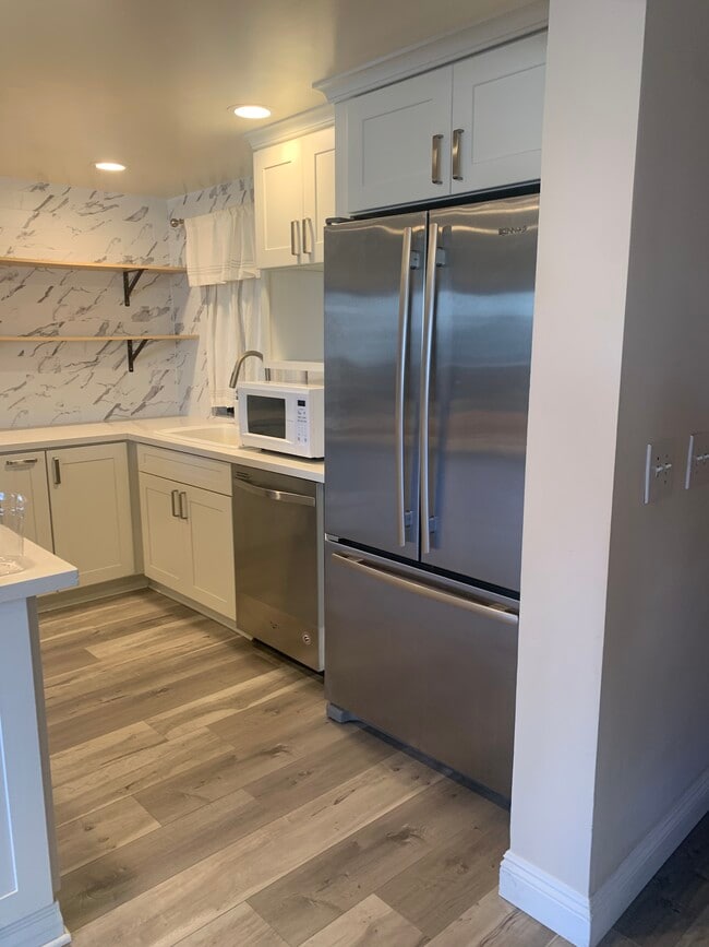 Building Photo - 2032 E Bermuda St