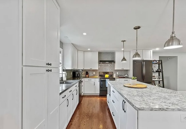Building Photo - 7597 Manor Ln