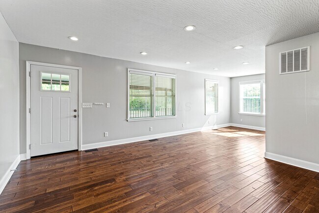Foto del edificio - 3365 Lakeside Rd